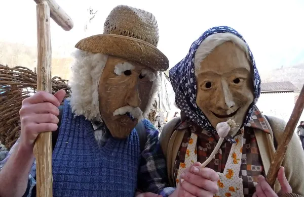 Policisti opozarjajo, da med vožnjo vozniki ne smejo nositi pustnih mask.