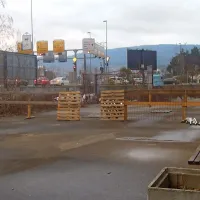 Mladi so sami ogradili dvorišče, da bi opozorili na nevarne jaške. 