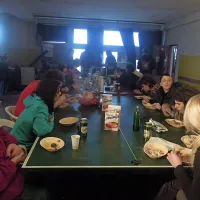 Skupna večerja po sobotni delovni akciji čiščenja Indeja. 