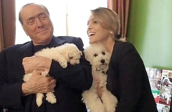 Silvio Berlusconi s spremljevalko Francesco Pascale in kužkoma Dudu in Dudino.