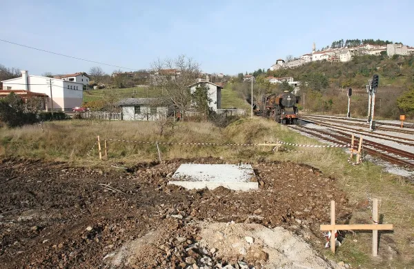 Štanjelci, združeni v Civilni iniciativi, vztrajajo, da predvidena lokacija bazne postaje v bližini šole in vrtca (stavba na levi) ni primerna. Župan pa bi negativen vpliv visokega stolpa na veduto starega naselja (v ozadju) omilil tako, da bi jo