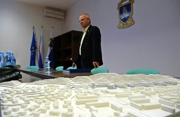 Rektor Danilo Zavrtanik favorizira Vipavo, pogovarja pa se tudi z Novogoričani. 