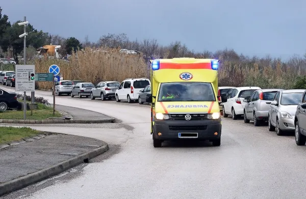 Prometno nesrečo med Godovičem in Idrijo je povzročilo izolsko reševalno vozilo, voznik pa je pobegnil s kraja nesreče. 
