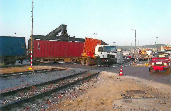 Voznik tovornjaka je zapeljal  na tire, ko je po njih pripeljal vlak. 
