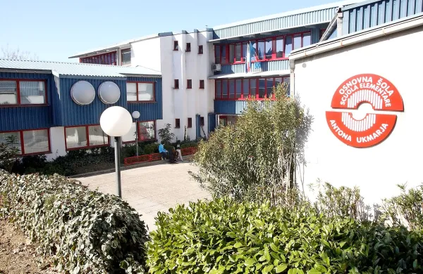 V državni službi za lokalno samoupravo so prepričani, da je koprska občina pristojnost dajanja mnenj o imenovanju ravnateljev v vrtcih in šolah   nezakonito podelila komisiji za mandatna vprašanja, volitve in imenovanja. Ta je dala mnenje tudi o