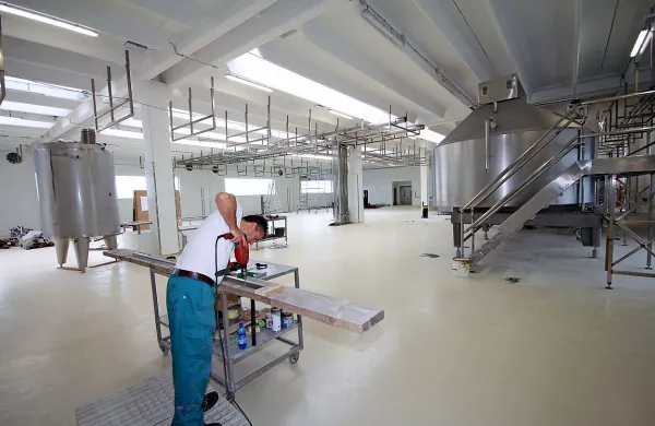 Prenova vipavske mlekarne, ki jo je iz rok vipavskih zadružnikov prevzela družba Ekolat, naj bi po temeljiti prenovi marca vendarle spet začela obratovati.