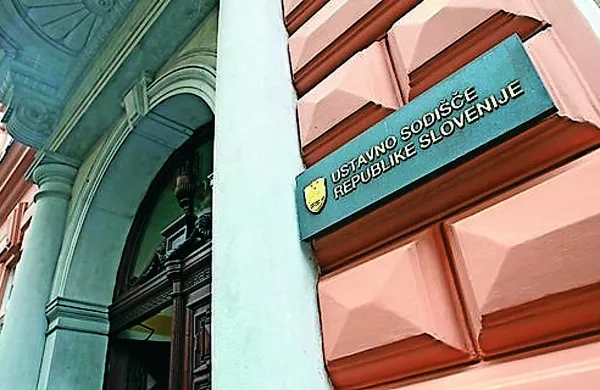 Okrožno sodišče v Ljubljani je na ustavno sodišče podalo zahtevo za oceno ustavnosti zakona o bančništvu.