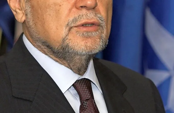 Nekdanji hrvaški predsednik Stipe Mesić in podjetje Đuro Đaković sta danes znova zanikala svojo domnevno vpletenost v korupcijo pri nakupu oklepnikov finskega orožarskega podjetja Patria za hrvaško vojsko.