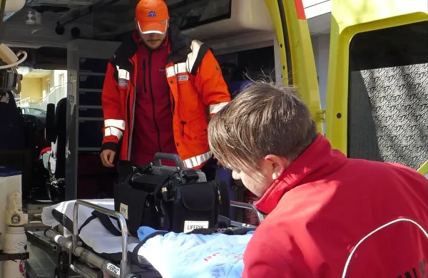 Odzivni čas dežurne ekipe nujne medicinske pomoči, ki deluje v Zdravstvenem domu Sežana,  je v zdaj zelo kratek. Bo tak za bolnike s Krasa in iz Brkinov tudi ostal? 