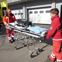Odzivni čas dežurne ekipe nujne medicinske pomoči, ki deluje v Zdravstvenem domu Sežana,  je v zdaj zelo kratek. Bo tak za bolnike s Krasa in iz Brkinov tudi ostal?