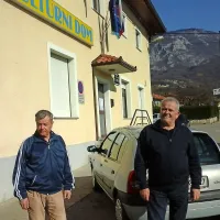 Dušan Mervič (levo) in Srečko Mesarič pred kulturnim hramom v Šempasu.