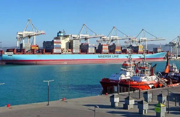 Včeraj so v Kopru imeli rekord. Maerskova ladja Gerda je s 367 metri dolžine najdaljša  kontejnerska ladja, ki je kdaj prišla v Koper. Na svojem krovu lahko sprejme 10.100 TEU kontejnerjev. V Luki so jih sicer lani  skupaj pretovorili 674.000 TEU, kar