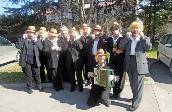 V Ulici OF v Kopru so včeraj zaigrali na glavnike, nakar so se Valmarinke in Valmarinec sprehodili še po Kopru.