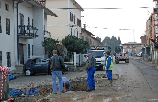 Letos naj bi odpravili veliko hibo suhega omrežja v Prvačini: posedanje cevi. 