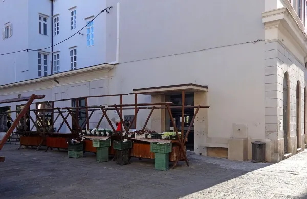 Prostor pod občinsko stavbo na Tartinijevem trgu 2 je sameval pet mesecev,  v petek pa bo vrata tam odprla Ribarnica Valmarin.