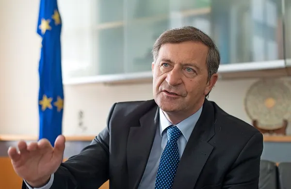 Prvak Desus Karl Erjavec je   ob odhodu s seje vlade povedal, da je bil na koalicijskem sestanku pred sejo zaradi zavrnitve dopolnila Desus precej oster. Glede na današnja zagotovila predsednika vlade Mira Cerarja in ministra za finance Dušana Mramorja