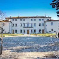 Zunanjost vile že sije, notranjost pa bo bodo dokončno opremili v prihodnjih tednih. Vrata naj bi odprla šele jeseni in ne maja, kot je bilo sprva načrtovano. V tem času pa se zavod TKMŠ že dogovarja o vsebinah, ki bodo v vili. 