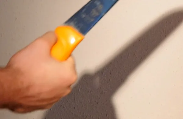  Izolan je svojima žrtvama grozil še z nožem.
