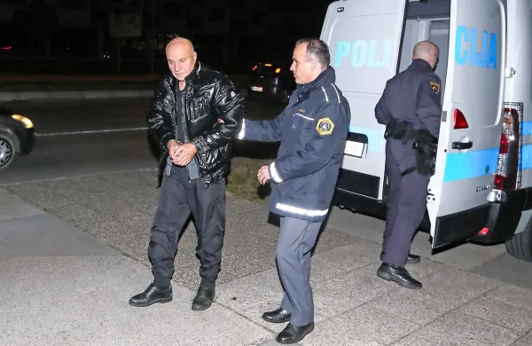 Italijanskega roparja, ki je v Izoli grozil s pištolo, so sinoči pripeljali na sodišče.