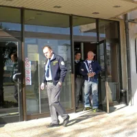 Obtoženi srbski državljan včeraj na sodišču ni priznal očitkov iz obtožbe. Iz koprskega pripora so ga pripeljali v spremstvu dveh policijskih vozil.  