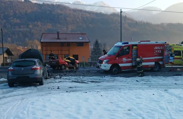 Med prehitevanjem v škarje je 23-letni voznik z avtom trčil v vozilo, ki mu je pripeljalo nasproti.