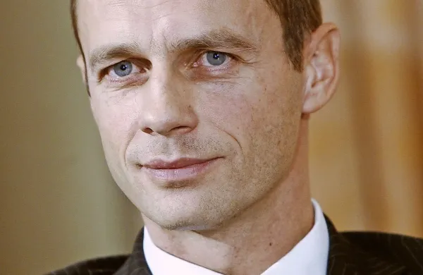 Delegati Nogometne zveze Slovenije so na današnji volilni skupščini na Brdu pri Kranju odvetniku Aleksandru Čeferinu zaupali še drugi mandat predsednika krovne nogometne zveze, ki se bo končal leta 2019.