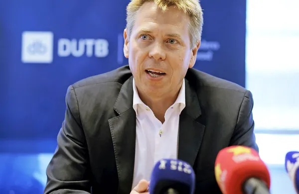 Parlamentarni odbor za finance in monetarno politiko ter komisija za nadzor javnih financ sta vlado pozvala k zagotovitvi neodvisnega in transparentnega delovanja DUTB ter enakopravne obravnave vseh prispelih ponudb.
