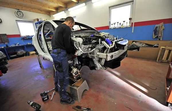 Te dni v domači delavnici Aleks Humar sestavlja precej zmogljivejši turbinski clio R 3T.