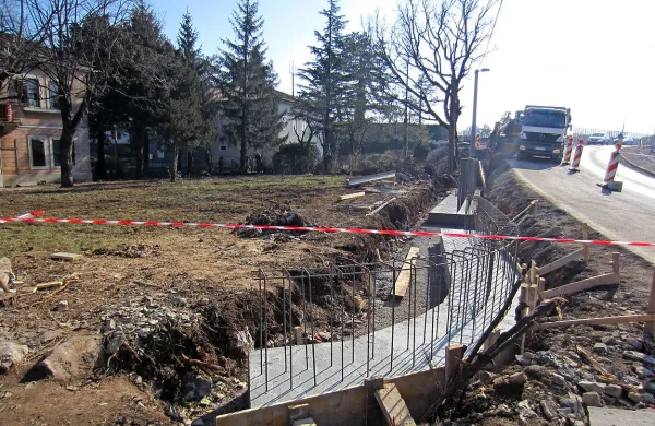 Slovenske železnice bodo  na vhodu v Divačo ob cesti pred mostom zgradile  še   pločnik in nov zid.