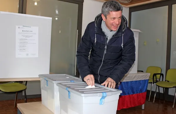 Postojnski župan Igor Marentič pravi, da se redno sestaja tudi z vodstvom Postojnske jame, saj “bi rad  dosegel sodelovanje in jamo pripeljal v mesto”.