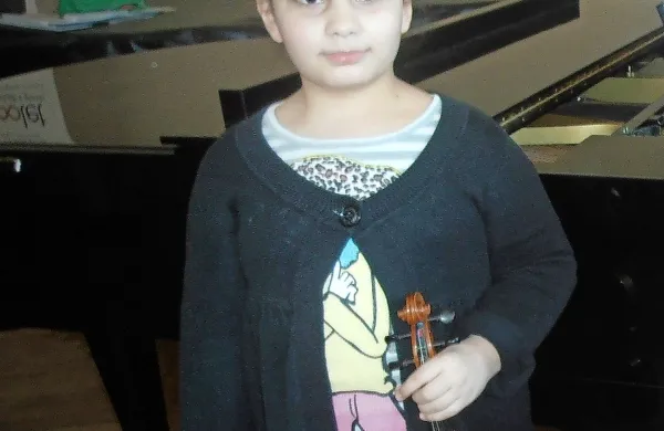 Osemletna violinistka iz Trsta  Igbaria Alida Shahrazad je edina, ki je na letošnjem regijskem tekmovanju mladih primorskih glasbenikov dosegla sto točk.  