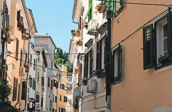 Novi zakon o prebivali&scaron;ču bo ljudem brez stalnega prebivali&scaron;ča prihranil marsikatero težavo
