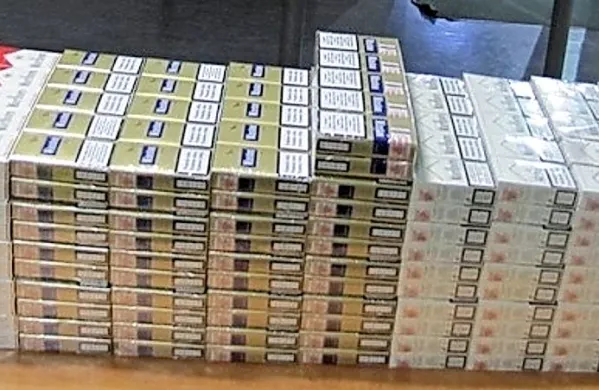 Iz ankaranske trafike sta vlomilca med drugim odnesla tudi večjo zalogo cigaret.