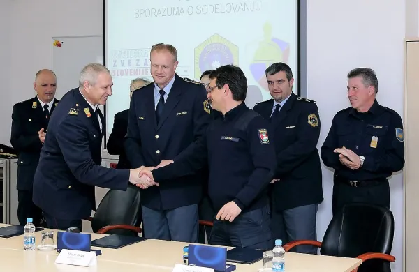 Predstavniki policije ter poklicnih in prostovoljnih gasilcev so danes v Kopru podpisali sporazum o sodelovanju.