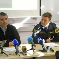Podrobnosti izolskega ropa so predstavili na včerajšnji novinarski konferenci. Senad Jušič in  Zdenko Deželak (desno) sta se  zahvalila občanu, ki je opozoril na dogajanje v bančni poslovalnici.