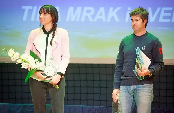 Veronika Macarol in trener Tomaž Čopi s priznanjem za najboljšega športnika.