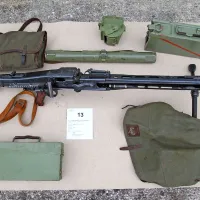 Med prodanim orožjem je tudi 236 legendarnih nemških puškomitraljezov MG 42, ki so jih po drugi svetovni vojni podedovale številne vojske, tudi jugoslovanska. V srbskem Kragujevcu so izdelali njegovo prav tako legendarno kopijo M53, ki se ji je prijelo