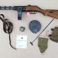    V skladiščih naše vojske kmalu ne bo več niti 129 ruskih brzostrelk M 41 PPŠ z značilnim nabojnikom v obliki bobna . Cena? 240 evrov za kos.