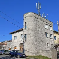 Stavbo Casa del fascio (Fašistična hiša)  je Maks Fabiani zasnoval leta 1938.
 