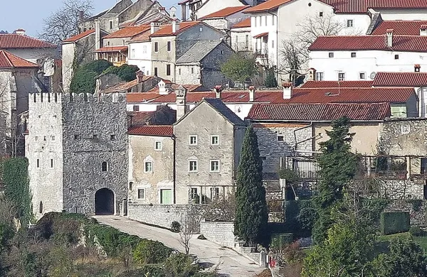Za Natalijino hišo (na fotografiji v sredini,  na levi je Kobdiljski stolp) pripravlja občina razpis za javno-zasebno partnerstvo, s katerim bi v njej zaživela gostinska dejavnost, predvsem v povezavi s porokami, ki jih v Štanjel privabi tudi zanimiv