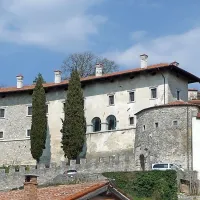 Levi grajski palacij  je že vrsto let brez strehe in ometa. Dobil naj bi ju  že prihodnje leto, napoveduje komenski župan.