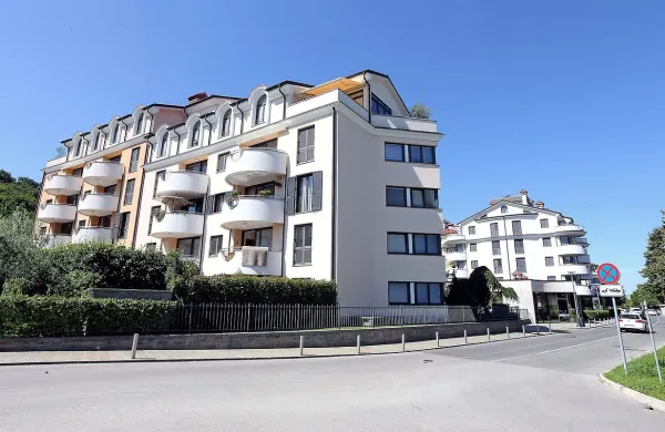 Prodali &scaron;tiri od &scaron;estih Mi&scaron;ičevih stanovanj