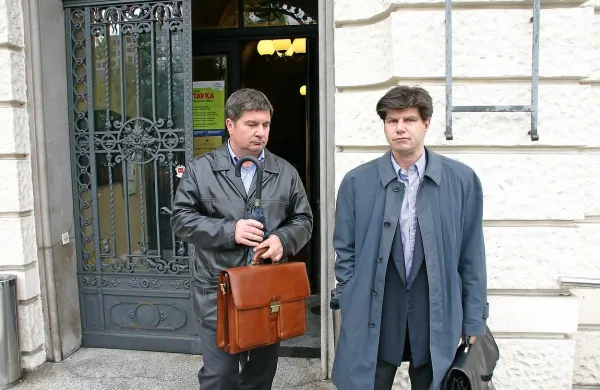 Eden od Časarjevih pooblaščencev je tudi odvetnik Danijel Planinšec. Stikov s  Časarjem menda nima, ima pa še vedno pooblastilo za njegovo zastopanje v sodnih postopkih. 