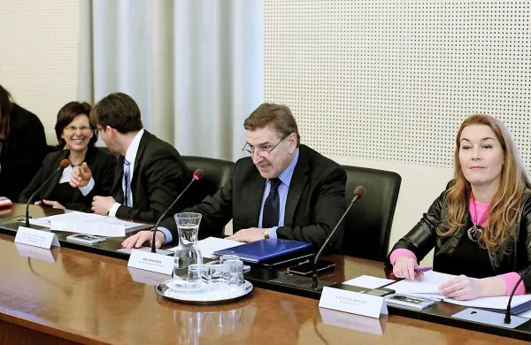Ekonomsko-socialni svet (ESS) je danes soglasno podprl osnutek zakona o zaposlovanju, samozaposlovanju in delu tujcev, ki tujcem prinaša enotno dovoljenje za prebivanje in delo ter enotno vstopno točko, hkrati pa tudi večjo zaščito.