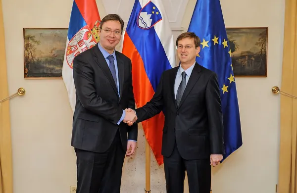Premierja Slovenije in Srbije, Miro Cerar in Aleksandar Vučić, sta danes na Brdu pri Kranju po skupni seji vlad ocenila, da so odnosi med državama odlični.