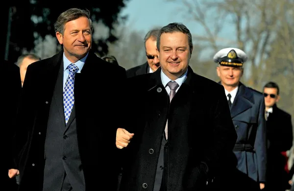 Zunanji minister Karl Erjavec se je danes ob robu uradnega obiska srbskega premierja in skupnega zasedanja slovenske in srbske vlade sešel s srbskim kolegom Ivico Dačićem.