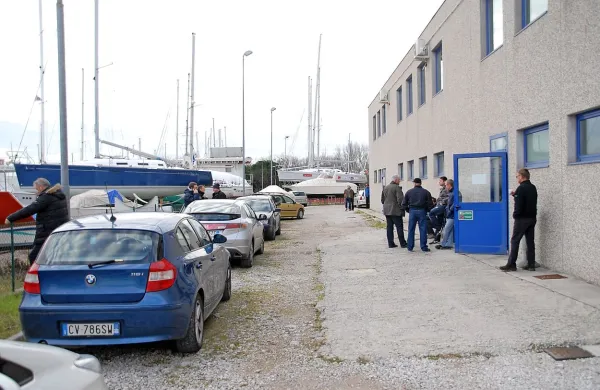 V najeti proizvodni hali družbe Seaway Technologies je delo zastalo že septembra. Delavci so se v iskanju poti do izplačil tam še nekajkrat zbrali, v začetku februarja pa jo je lastnik zaklenil. 