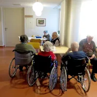 Tudi starejšim v domovih za upokojence  je omogočena aktivna jesen življenja. 