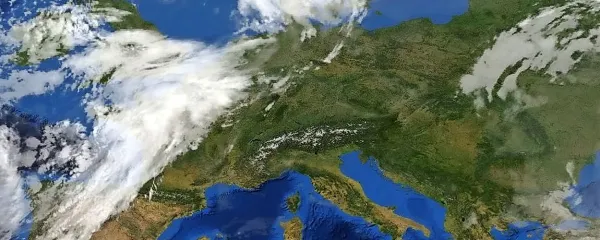  
Anticiklon slabi, od severozahoda pa se proti nam spušča severnoatlantska višinska dolina.