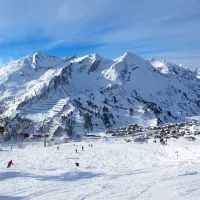 Obertauern leži na 1750 metrov visokem prelazu v Visokih turah. 